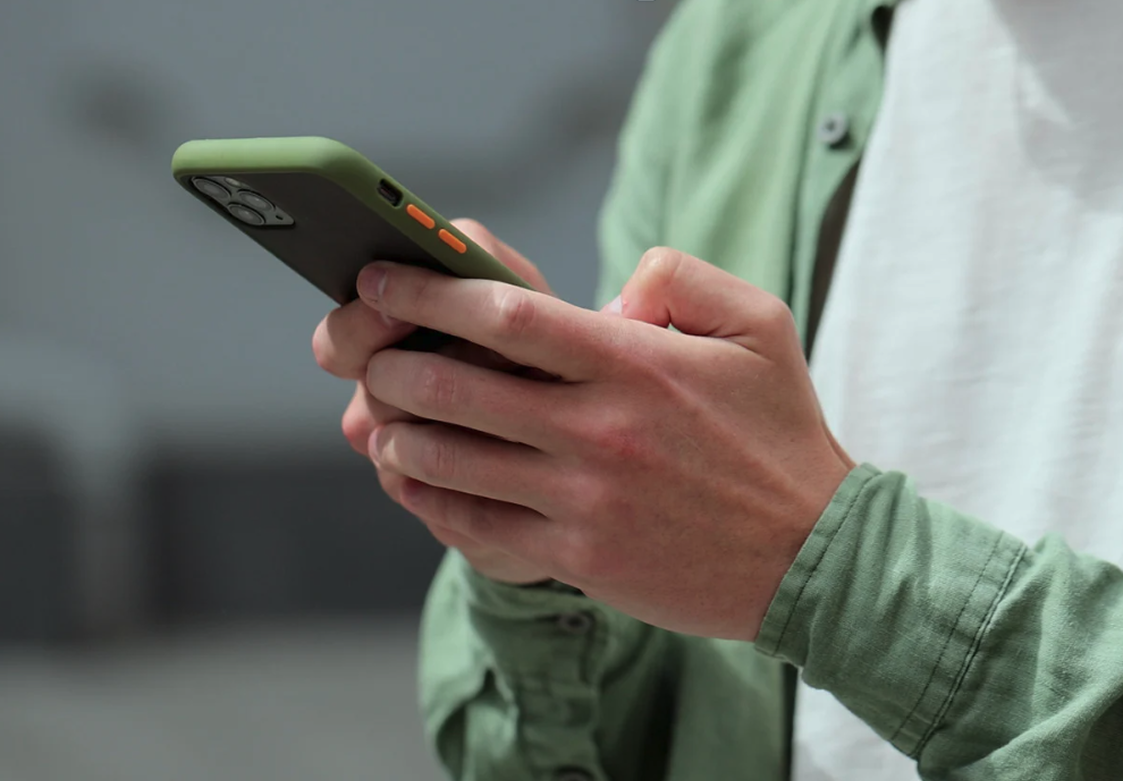 How SMS wins against Emails in High Volume Hiring